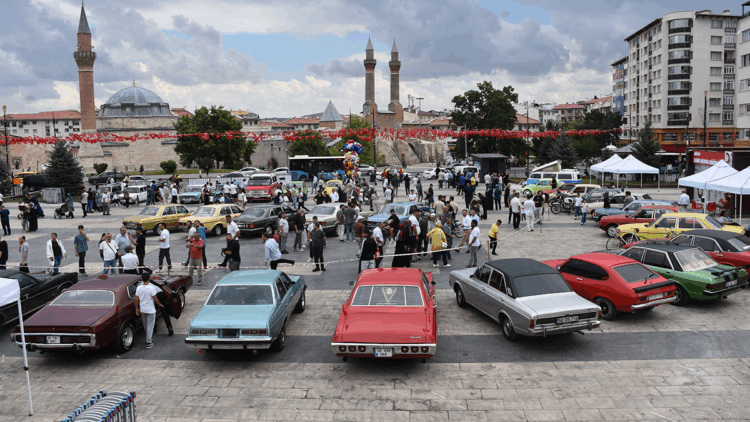 Sivas'ta klasik otomobil fuarı açıldı