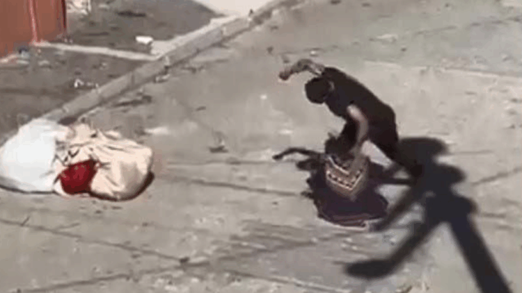 Sokak ortasında eşini dövüp, boğazını sıktı; Gözaltına alındı