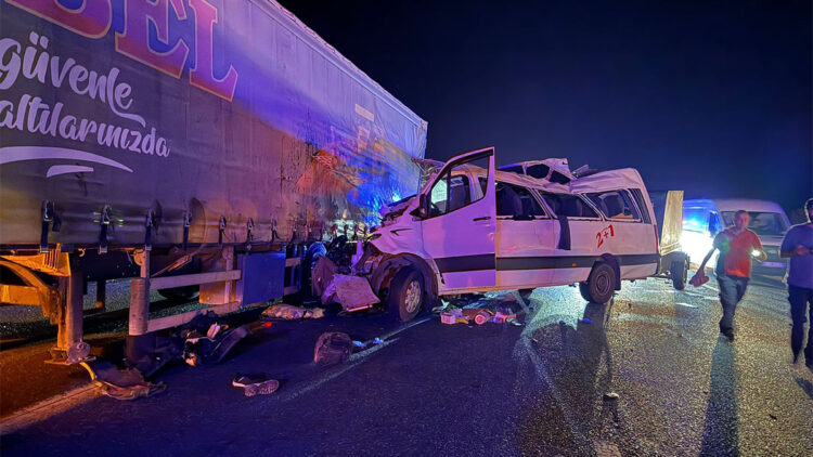 Tarım işçilerini taşıyan minibüs TIR'a çarptı; 3 ölü, 16 yaralı