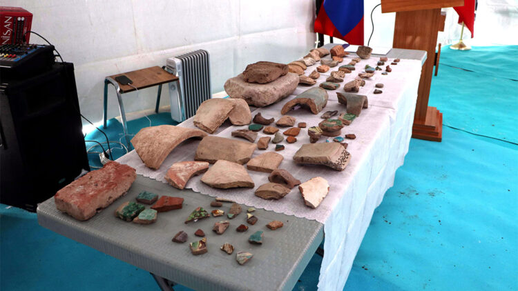 Tarlada bulunan çatı kiremidi arkeolojik keşfin kapısını araladı
