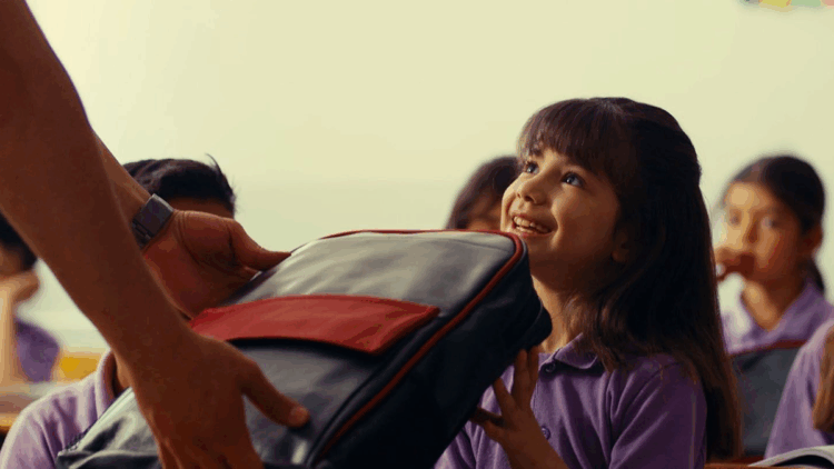 THY’nin uçak koltukları okul çantasına dönüştü; depremzede çocuklara dağıtıldı