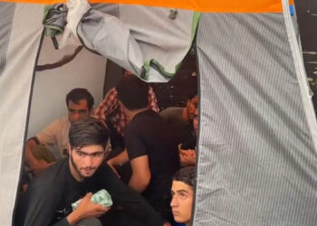 TIR'ın dorsesinden 17 kaçak göçmen çıktı