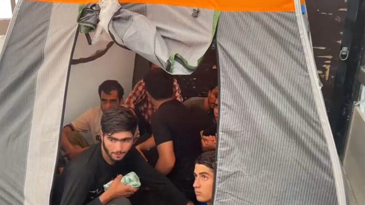 TIR'ın dorsesinden 17 kaçak göçmen çıktı