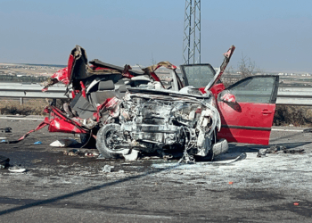 TIR'a arkadan çarpan otomobildeki 2 kişi öldü, 3 yaralı var