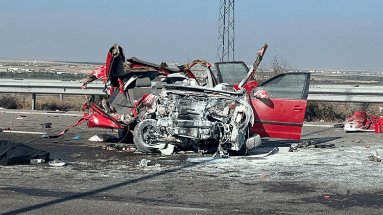 TIR'a arkadan çarpan otomobildeki 2 kişi öldü, 3 yaralı var