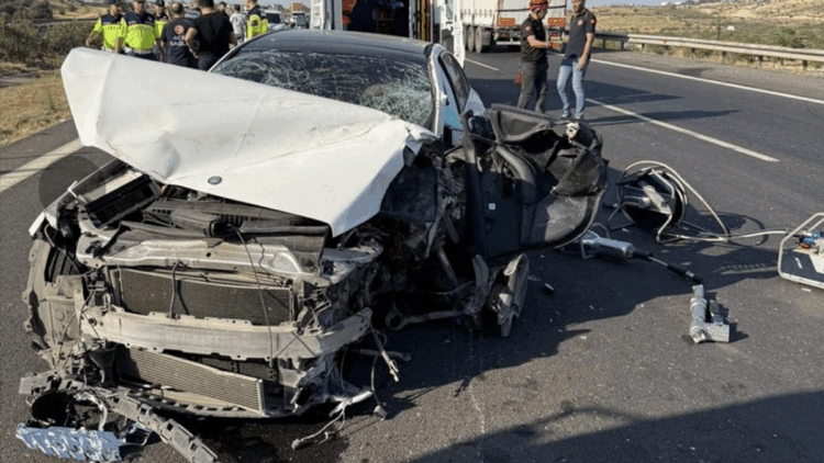 TIR'a arkadan çarpan otomobilin sürücüsü avukat öldü