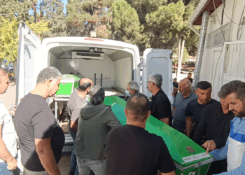 GAZİANTEP'te park halindeki TIR'a çarpan otomobildeki Abuzer (40) ve Zeynel Alagöz (42) kardeşler yaşamını yitirdi, ağabeyleri yaralandı. Kaza, gece geç saatlerde Atabek Mahallesi yakınlarında meydana geldi. Zeynel Alagöz yönetimindeki 27 AVH 167 plakalı otomobil yol kenarında park halinde bulunan TIR'a çarptı. Otomobilin hurdaya döndüğü kazayı görenlerin ihbarıyla olay yerine jandarma ve sağlık ekipleri sevk edildi. Sağlık ekiplerinin yaptığı kontrolde Zeynel Alagöz'ün hayatını kaybettiği belirlendi. Yaralanan sürücünün kardeşi Abuzer Alagöz (40) ve ağabeyi Celal Alagöz (57) ise ilk müdahalelerinin ardından Şehitkamil Devlet Hastanesi'ne kaldırıldı. Tedaviye alınan yaralılardan Abuzer Alagöz de kurtarılamadı. 2 kardeşin cenazesi, memleketleri Adıyaman'a gönderildi. Kaza ile ilgili inceleme sürüyor.