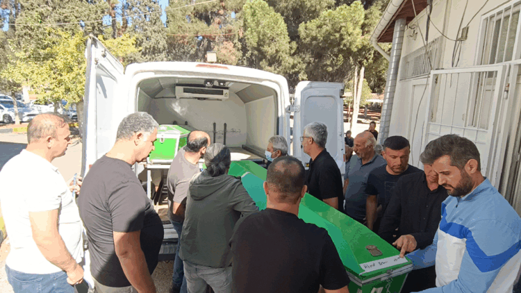 GAZİANTEP'te park halindeki TIR'a çarpan otomobildeki Abuzer (40) ve Zeynel Alagöz (42) kardeşler yaşamını yitirdi, ağabeyleri yaralandı. Kaza, gece geç saatlerde Atabek Mahallesi yakınlarında meydana geldi. Zeynel Alagöz yönetimindeki 27 AVH 167 plakalı otomobil yol kenarında park halinde bulunan TIR'a çarptı. Otomobilin hurdaya döndüğü kazayı görenlerin ihbarıyla olay yerine jandarma ve sağlık ekipleri sevk edildi. Sağlık ekiplerinin yaptığı kontrolde Zeynel Alagöz'ün hayatını kaybettiği belirlendi. Yaralanan sürücünün kardeşi Abuzer Alagöz (40) ve ağabeyi Celal Alagöz (57) ise ilk müdahalelerinin ardından Şehitkamil Devlet Hastanesi'ne kaldırıldı. Tedaviye alınan yaralılardan Abuzer Alagöz de kurtarılamadı. 2 kardeşin cenazesi, memleketleri Adıyaman'a gönderildi. Kaza ile ilgili inceleme sürüyor.