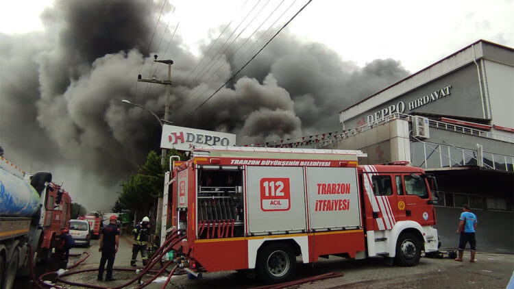 Trabzon'da alışveriş merkezinde yangın