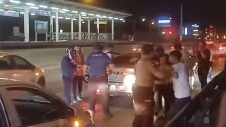 Bursa'da yol verme kavgası; 2 gözaltı