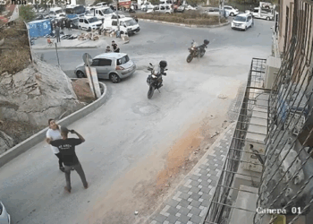 Tabancayla eşini vurup rehin alan şüpheli, ardından kendisini de yaraladı