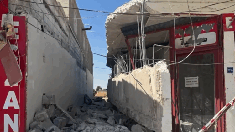 Tadilata giren eczanede tavan çöktü; 1 işçi öldü