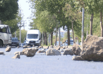 Tapulu arazilerinden geçen yolu taşlarla trafiğe kapattılar
