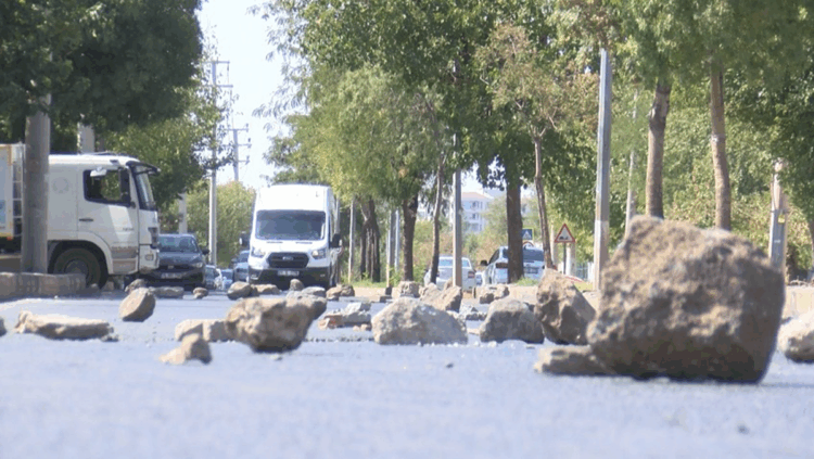 Tapulu arazilerinden geçen yolu taşlarla trafiğe kapattılar