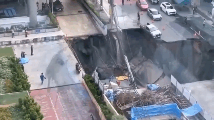 Tayland'da yol çöktü; 50 metrelik çukur oluştu