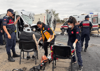 Tekirdağ'da kamyon ile işçi servis minibüsü çarpıştı: 3 ölü, 9 yaralı