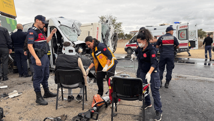 Tekirdağ'da kamyon ile işçi servis minibüsü çarpıştı: 3 ölü, 9 yaralı