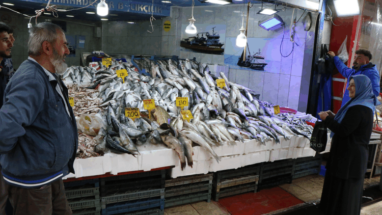 Tezgahlarda balık çeşidi arttı; Karadeniz hamsisi de yolda