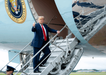 Trump'ı taşıyan uçakla yolcu uçağı çarpışma tehlikesi atlattı