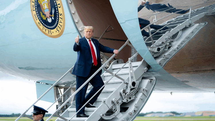 Trump'ı taşıyan uçakla yolcu uçağı çarpışma tehlikesi atlattı