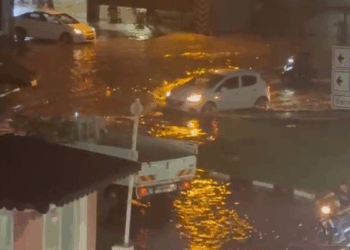 Turgutlu'da sağanak; cadde ve sokaklar suyla doldu