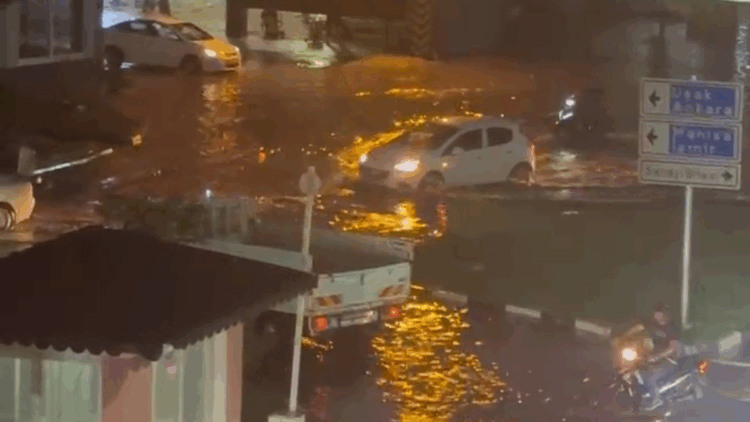 Turgutlu'da sağanak; cadde ve sokaklar suyla doldu