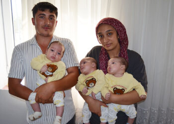Üçüzleri olan baba, işi bırakıp bebek bakmak zorunda kaldı