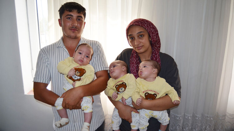 Üçüzleri olan baba, işi bırakıp bebek bakmak zorunda kaldı