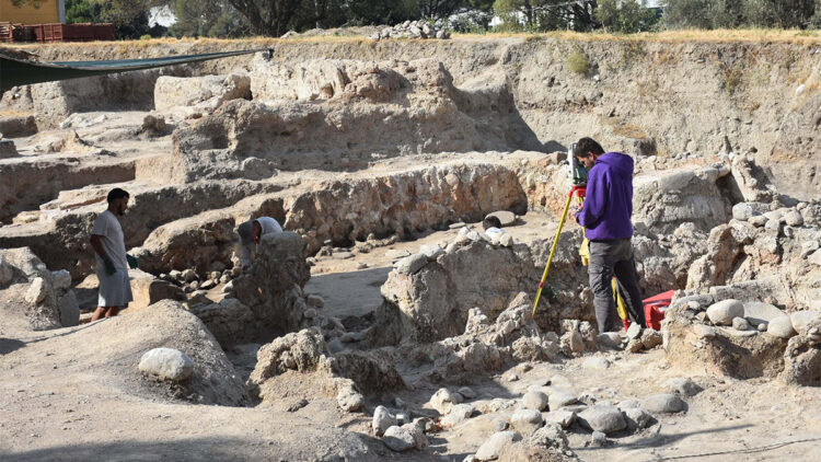 Ulucak Höyüğü'nde 8 bin yıllık 5 heykelcik bulundu