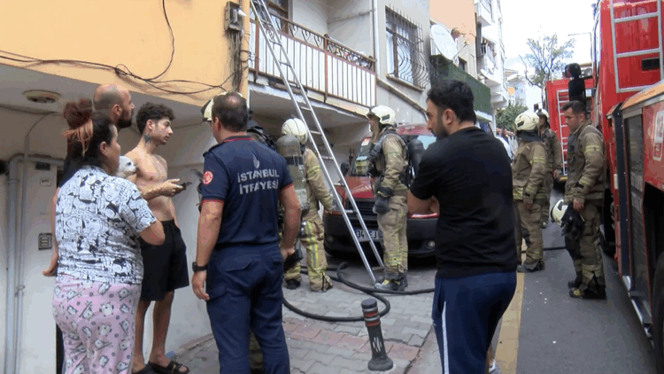 Ümraniye'de 3 katlı binada yangın; 1'i bebek 4 kişi dumandan etkilendi 