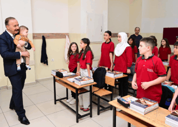 Vali, kucağına aldığı şehidin bebeğiyle sınıfları gezdi