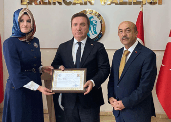 Validen öğrencisi için burs isteyen Kübra öğretmene başarı belgesi
