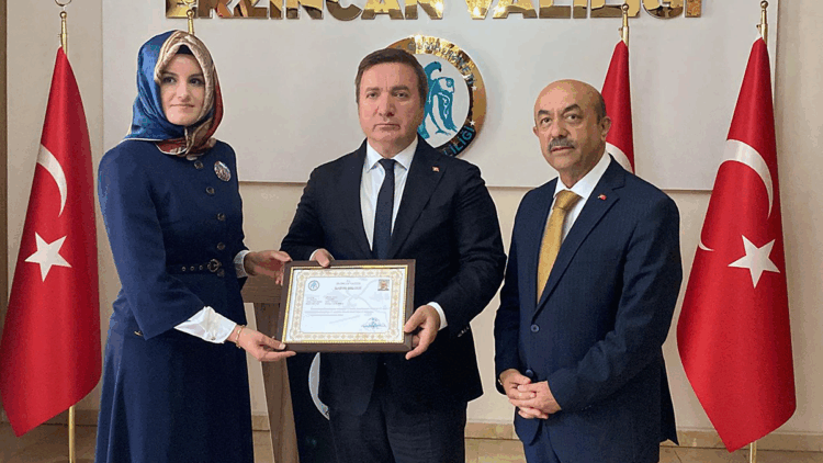 Validen öğrencisi için burs isteyen Kübra öğretmene başarı belgesi