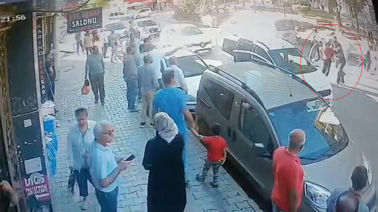 Yol kesip husumetlilerini darbettiler; o anlar kamerada