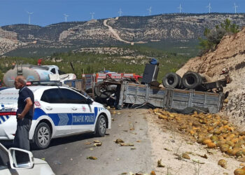 Kavun yüklü kamyon yolcu otobüsü ile çarpıştı; 3 ölü, 7 yaralı