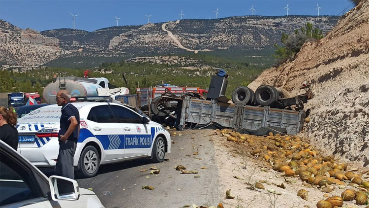 Kavun yüklü kamyon yolcu otobüsü ile çarpıştı; 3 ölü, 7 yaralı
