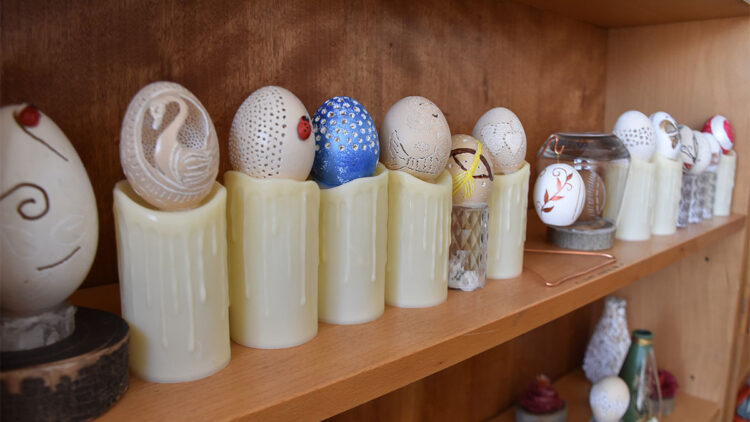 Yumurta kabuklarından özel süs eşyaları ve gece lambaları yapıyor