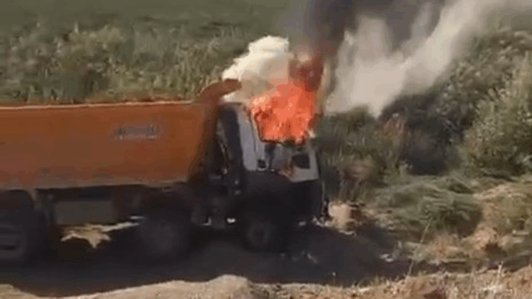 Yanan kamyonun şoförü hayatını kaybetti