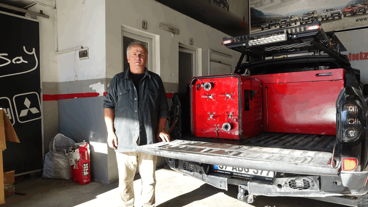 Yarım asırlık oto tamircisi, 'Yangına İlk Müdahale Aracı' üretti