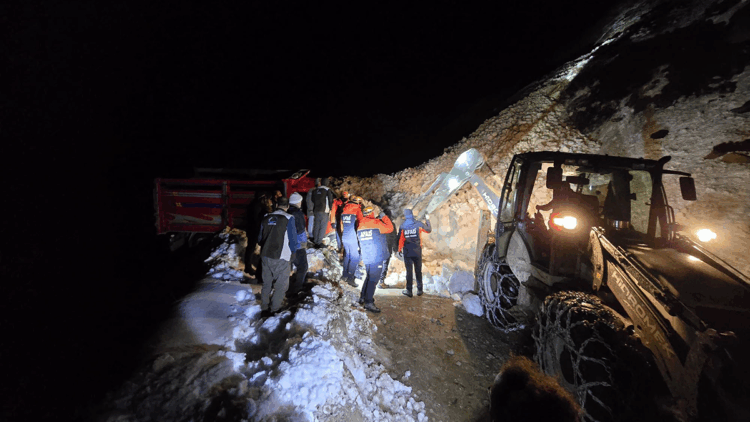 Yaylada 6 aracın üzerine çığ düştü; mahsur kalan 15 kişi kurtarıldı
