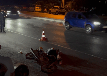 Yol kenarına devrilmiş motosikletinin yanında ölü bulundu