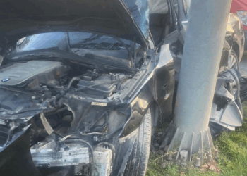 Yön levhası direğine çarpan otomobilin sürücüsü ağır yaralandı
