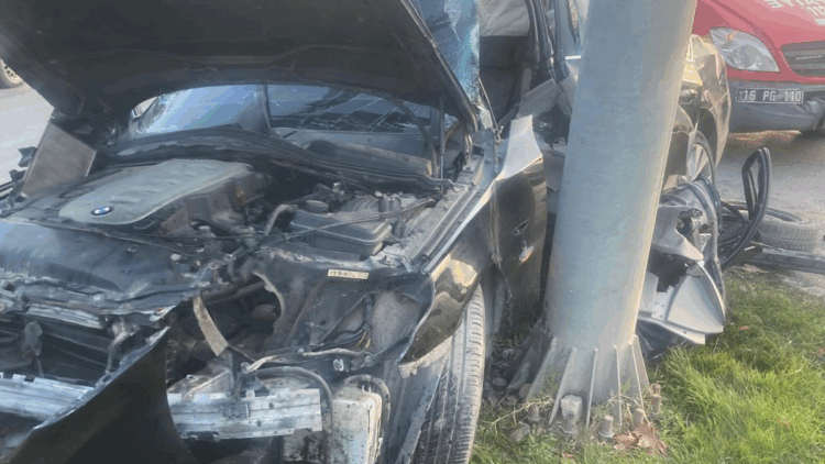 Yön levhası direğine çarpan otomobilin sürücüsü ağır yaralandı