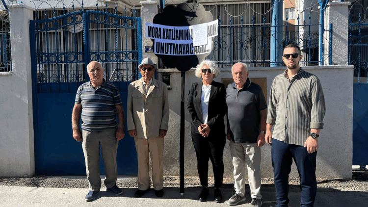 Yunanistan'ın Edirne Konsolosluğu önüne siyah çelenk bırakıldı