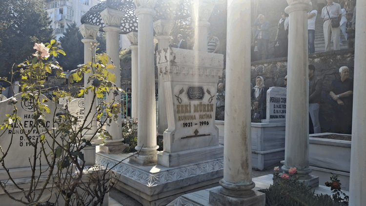 Zeki Müren ölümünün 29'uncu yıl dönümünde kabri başında anıldı