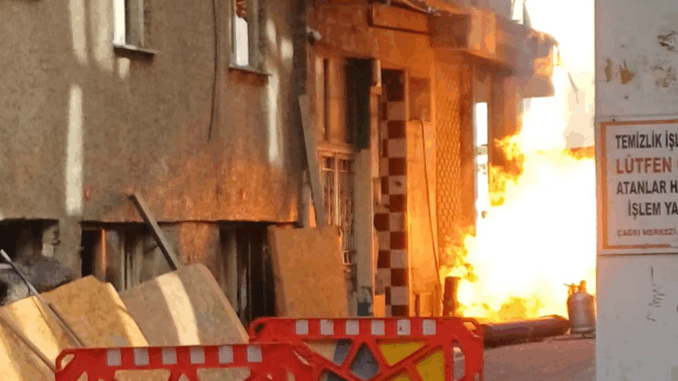Zeytinburnu'nda doğal gaz kaçağı nedeniyle çıkan yangın söndürüldü