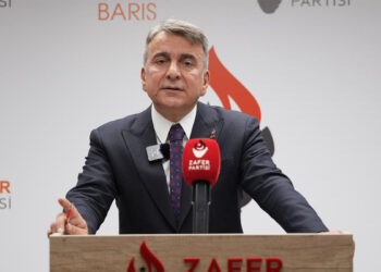 Türkiye bir demokrasi mücadelesiyle karşı karşıya