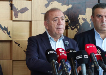 Kurumsal kimliği muhafaza etmek için sabırla bekliyoruz