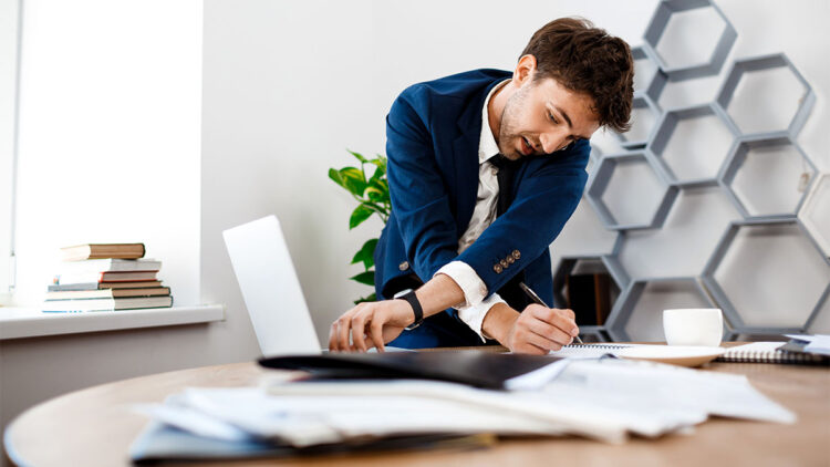 Çalışırken kaçmak, izinliyken çalışmak