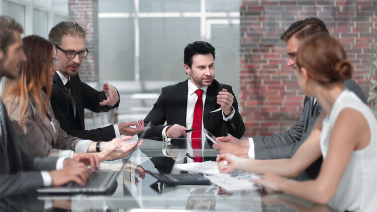 Dizginleri elinde tutmak isteyen yetersiz idareci tavırları